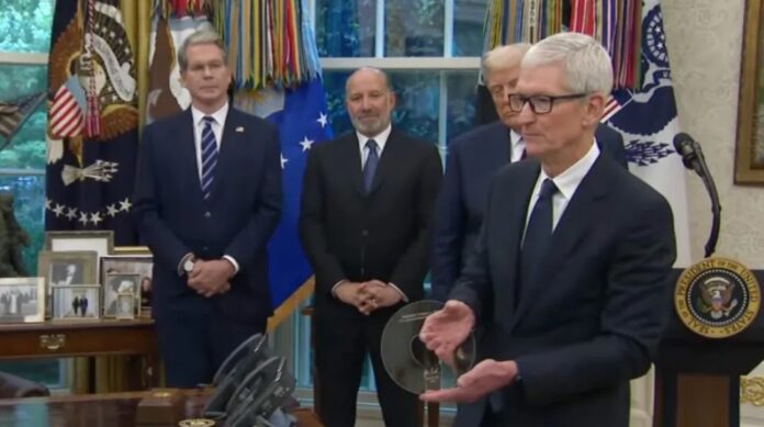 Apple tặng tượng kính Gorilla Glass cho Tổng thống Mỹ Donald Trump (Ảnh: Internet)