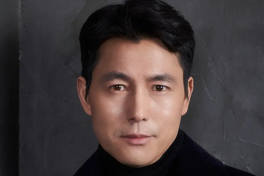 Artist Company – công ty quản lý hiện tại của Jung Woo Sung, được thành lập vào năm 2016 do chính anh và Lee Jung Jae sáng lập, nhằm xây dựng một môi trường làm việc chuyên nghiệp và nghệ thuật cho các diễn viên thực lực (Ảnh: Internet)