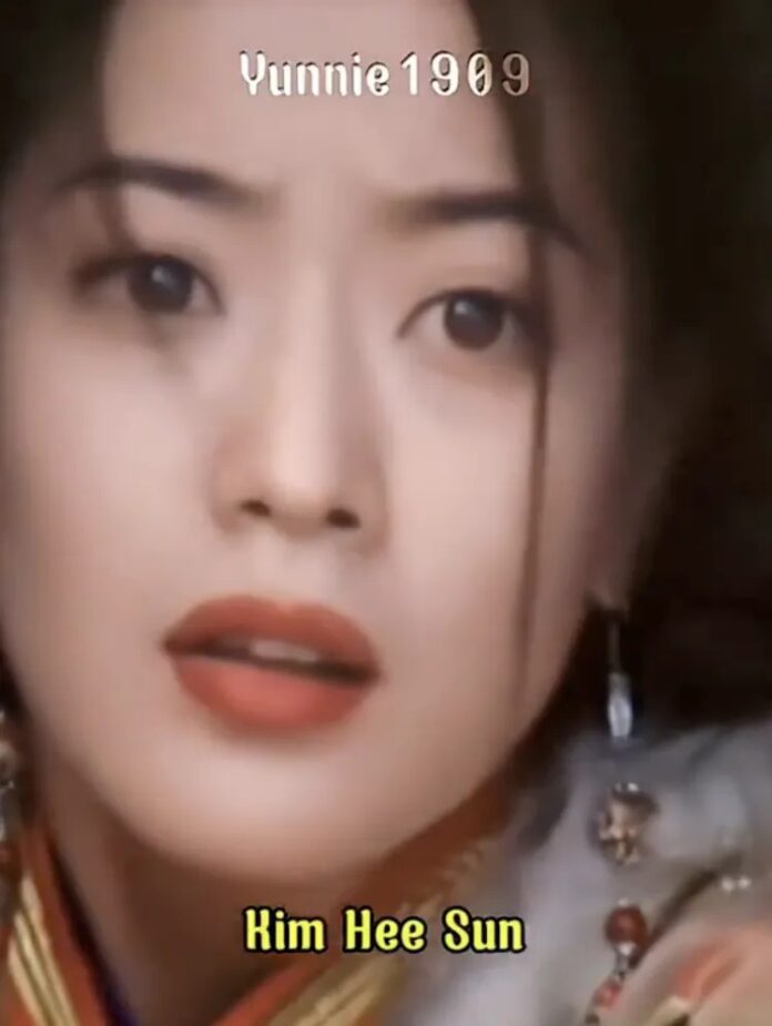 Kim Hee Sun – được mệnh danh là “quốc bảo nhan sắc” của Hàn Quốc trong thập niên 1990 cũng từng có thời gian đóng phim ở Trung Quốc, gây chú ý với vẻ đẹp quý phái và thần thái khác biệt (Ảnh: Internet)