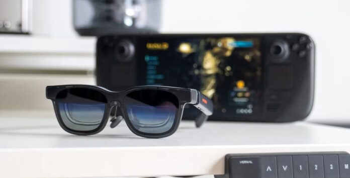 Sử dụng kính VITURE Luma Pro với máy chơi game Steam Deck ở chế độ nền, góc nhìn nghiêng (Ảnh: Internet)