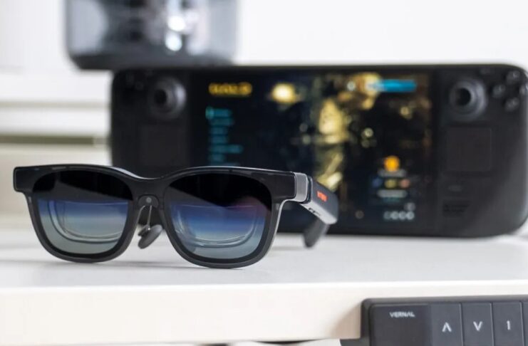 Sử dụng kính VITURE Luma Pro với máy chơi game Steam Deck ở chế độ nền, góc nhìn nghiêng (Ảnh: Internet)