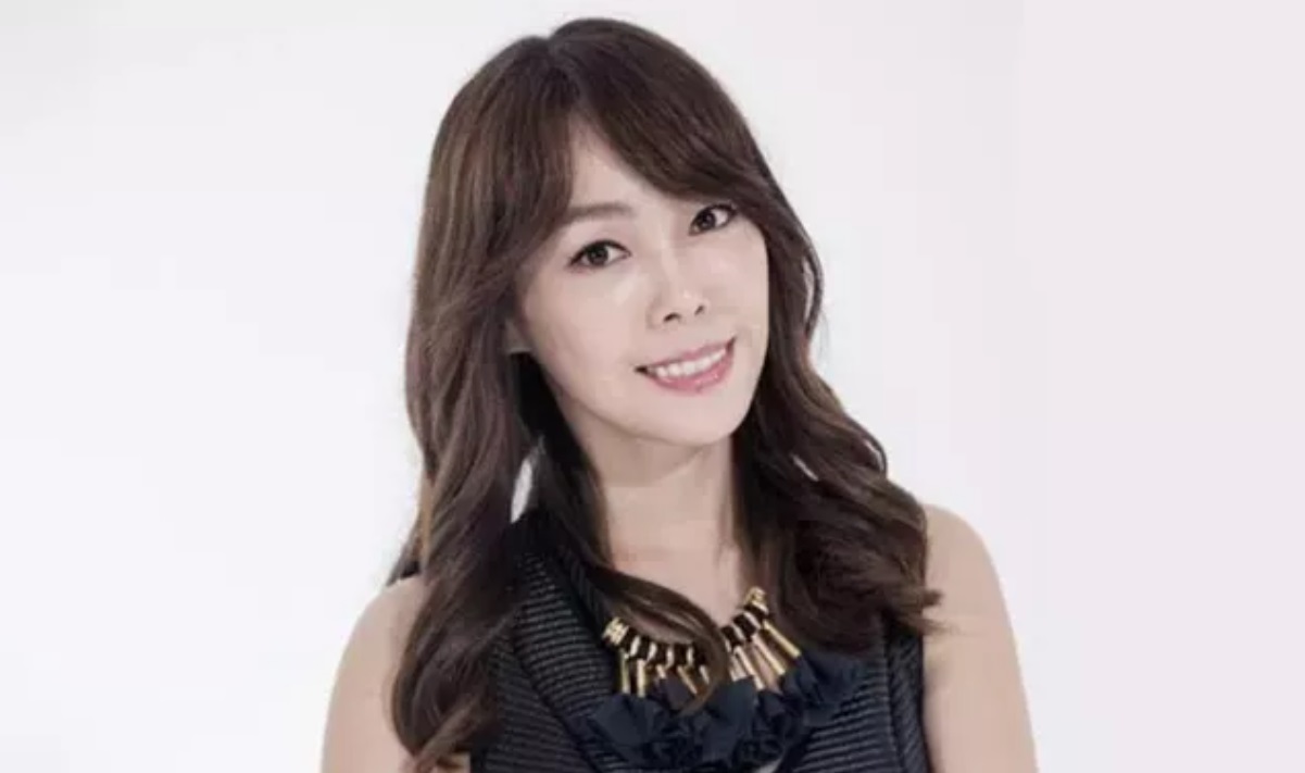 Không giống nhiều nghệ sĩ nữ thuộc thế hệ đầu thường chọn cuộc sống kín tiếng sau khi rời sân khấu, Lee Min vẫn giữ được lòng nhiệt huyết, sự chuyên nghiệp và luôn cập nhật xu hướng âm nhạc mới (Ảnh: Internet)