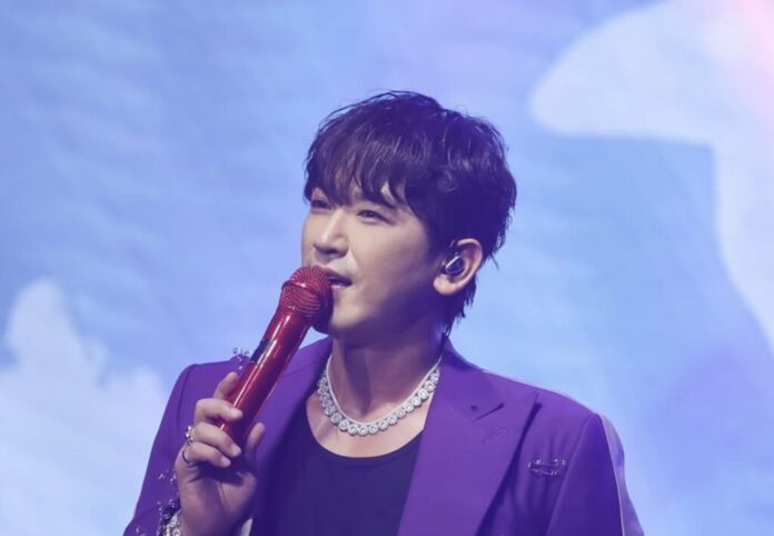 Lee Min Woo là một trong những thành viên sáng lập của nhóm nhạc Shinhwa, nổi tiếng không chỉ với vai trò ca sĩ mà còn với sự nghiệp hội họa và diễn xuất (Ảnh: Internet)