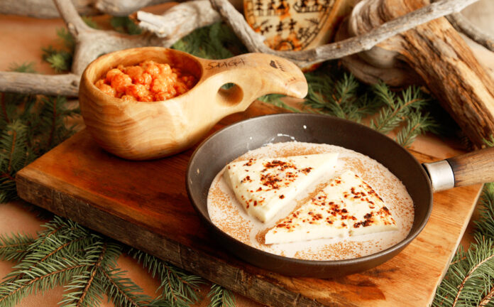 Bánh phô mai ăn kèm mứt việt quất (Ảnh: Internet)