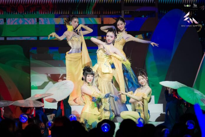 Bắc Thang Lên Hỏi Ông Trời là một màn trình diễn đậm chất Á Đông huyền ảo (Ảnh: Internet)