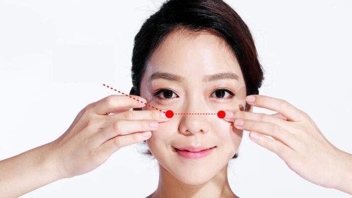 Bấm bóp huyệt giảm sưng, phù nề mặt (Ảnh: Internet)