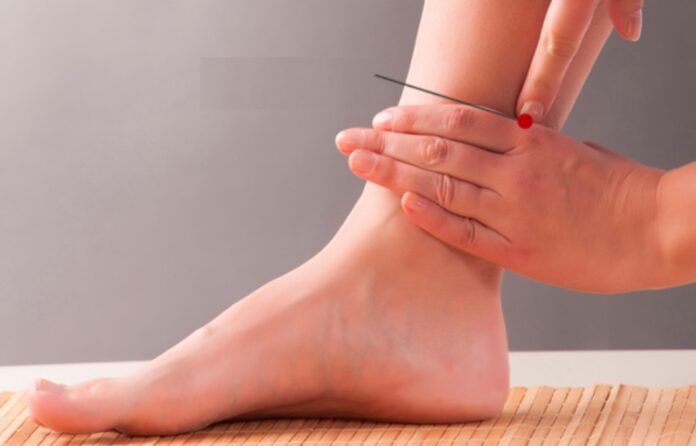 Bấm bóp huyệt giảm sưng, phù nề mặt (Ảnh: Internet)