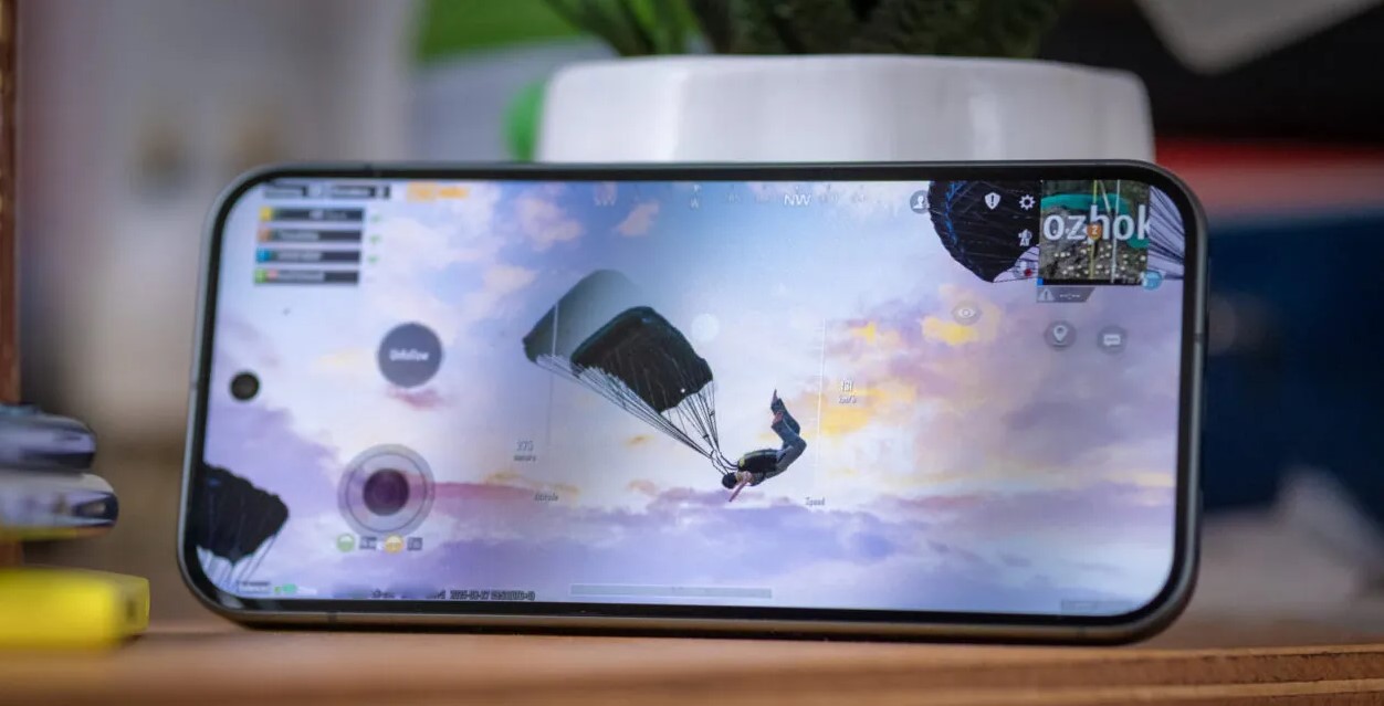 Chơi game PUBG trên điện thoại Pixel 10 (Ảnh: Internet)