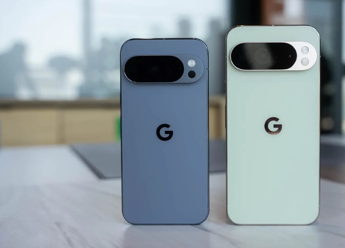 Điện thoại Pixel 10 Pro màu Moonstone bên cạnh Pixel 10 Pro XL màu Jade (Ảnh: Internet)