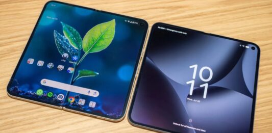 Điện thoại Pixel 10 Pro Fold màu Moonstone so với Pixel 9 Pro Fold màu Porcelain (Ảnh: Internet)