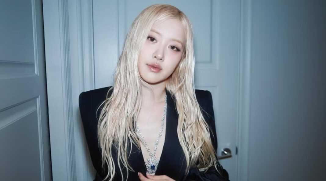 “APT.” nhanh chóng trở thành hiện tượng toàn cầu nhờ vào sự kết hợp độc đáo giữa chất nhạc R&B đặc trưng của Bruno Mars và màu sắc vocal đặc biệt của Rosé (Ảnh: Internet) “APT.” nhanh chóng trở thành hiện tượng toàn cầu nhờ vào sự kết hợp độc đáo giữa chất nhạc R&B đặc trưng của Bruno Mars và màu sắc vocal đặc biệt của Rosé (Ảnh: Internet)