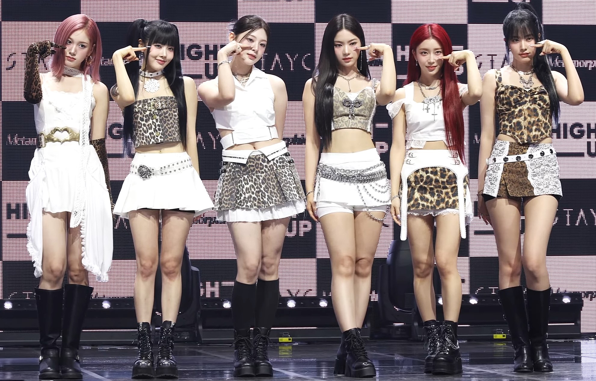 Kết hợp các nghệ sĩ kỳ cựu với nhóm idol trẻ tạo nên sự tương phản hấp dẫn giữa tính di sản và xu hướng hiện đại (Ảnh: Internet)