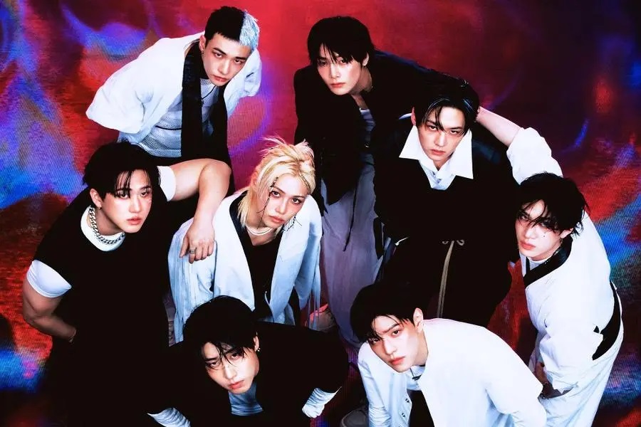 Fandom của Stray Kids – có tên gọi STAY – là lực lượng người hâm mộ hùng hậu, hoạt động mạnh mẽ trên toàn cầu. STAY không chỉ nổi bật về số lượng mà còn nổi tiếng bởi tinh thần đoàn kết và khả năng hỗ trợ nhóm đạt nhiều kỷ lục trên các nền tảng số (Ảnh: Internet)