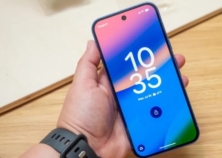 Điện thoại Pixel 10 trên tay với màn hình khóa (Ảnh: Internet)