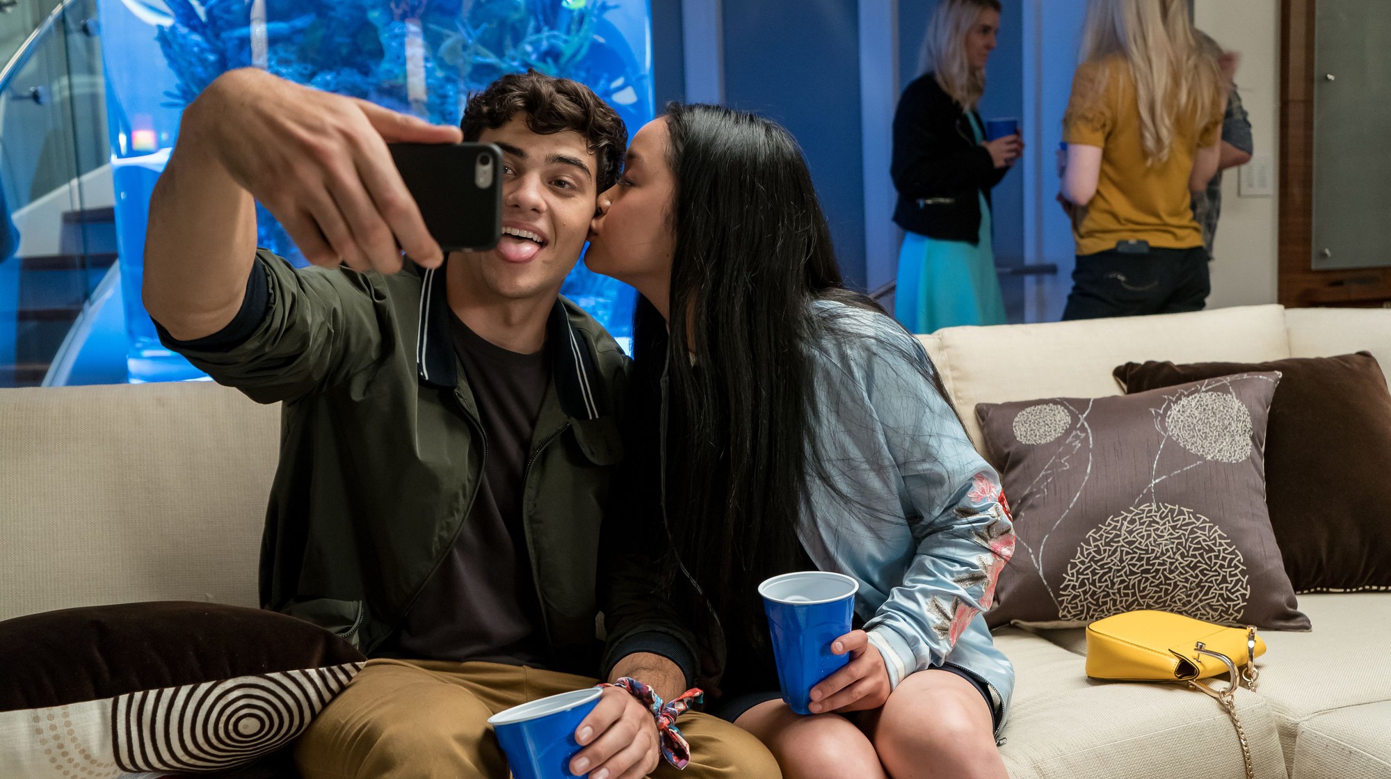 Chemistry ngọt ngào giữa 2 nhân vật chính cũng khiến phim thu hút hơn rất nhiều Poster của To all the boys I've loved before (Nguồn ảnh: Internet)