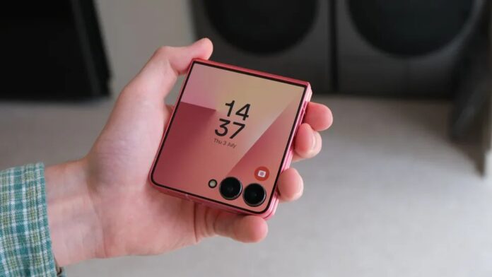 Galaxy Z Flip 7 có thiết kế gọn gàng, dễ dàng bỏ túi, khác với những chiếc điện thoại dạng thanh lớn và cồng kềnh (Ảnh: Internet)