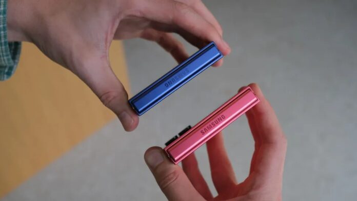 Galaxy Z Flip 7 có thể chịu được 500.000 lượt gập (Ảnh: Internet)