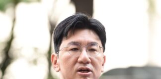 Chủ tịch HYBE Bang Si-hyuk ra hầu tòa vì cáo buộc thu lợi bất chính Chủ tịch HYBE Bang Si-hyuk ra hầu tòa vì cáo buộc thu lợi bất chính