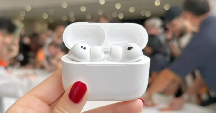 AirPods Pro 3 có thời lượng pin cải thiện, nghe được tối đa 8 giờ khi bật ANC và 10 giờ ở chế độ xuyên âm. Hộp sạc cung cấp tổng thời gian 24 giờ và hỗ trợ sạc nhanh 5 phút cho thêm 1 giờ sử dụng (Ảnh: Internet)