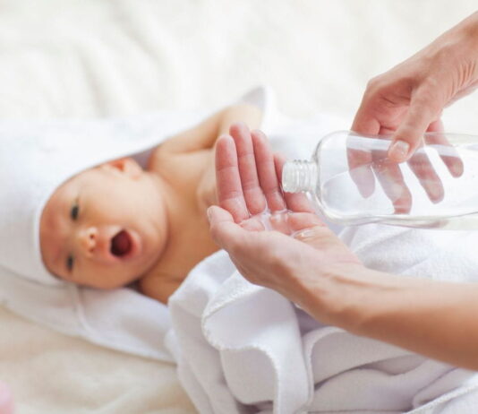 Tất tần tật về dầu em bé: Lợi ích, cách dùng và lưu ý