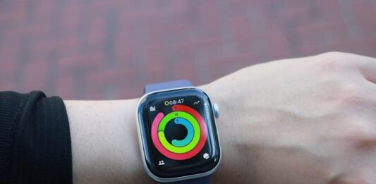 Đồng hồ thông minh Apple Watch Series 11: Theo dõi sức khỏe tốt hơn với các tính năng mới Đồng hồ Apple Watch Series 11 hiển thị vòng hoạt động của watchOS 26 (Ảnh: Internet)