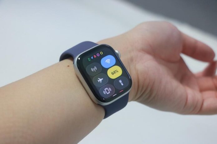 Apple Watch Series 11 hiển thị Trung tâm Điều khiển trên màn hình với chế độ năng lượng thấp đang được bật (Ảnh: Internet) Apple Watch Series 11 hiển thị Trung tâm Điều khiển trên màn hình với chế độ năng lượng thấp đang được bật (Ảnh: Internet)