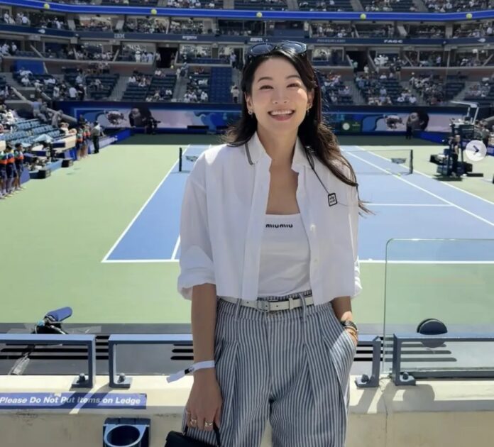 Arden Cho là nữ diễn viên kiêm ca sĩ nổi tiếng, từng được biết đến qua vai chính trong series Kpop Demon Hunters, nơi cô vào vai một thợ săn quái vật K-pop. Cô cũng tham gia vào các dự án điện ảnh và truyền hình lớn khác (Ảnh: Internet)