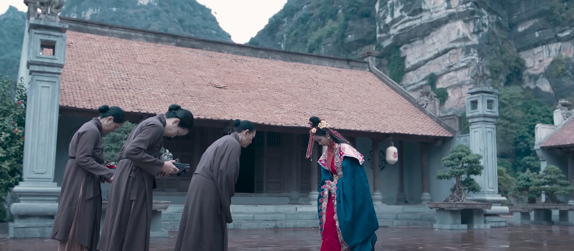 Bối cảnh phong kiến trong phim Khế Ước Bán Dâu.