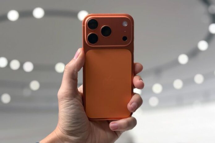 Pin iPhone 17 Pro được đặt trong khay tháo rời, cố định bằng 14 vít Torx Plus thay vì keo dán, giúp việc thay thế dễ dàng hơn (Ảnh: Internet)