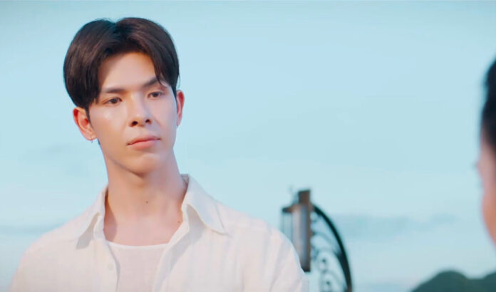 Denis Đặng bị chê diễn xuất đơ trong phim Gió Ngang Khoảng Trời Xanh.