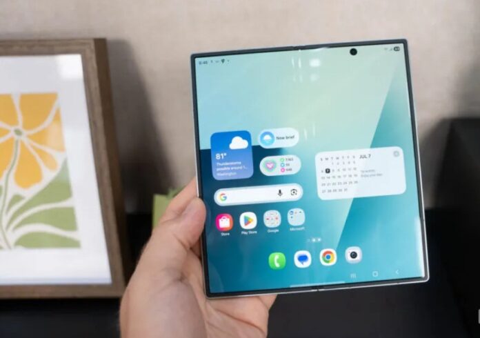 Điện thoại Galaxy Z Fold 7 hiển thị màn hình chính (Ảnh: Internet) Điện thoại Galaxy Z Fold 7 hiển thị màn hình chính (Ảnh: Internet)