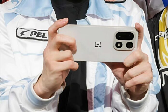 Hình ảnh điện thoại OnePlus 15 được tiết lộ (Ảnh: Internet) Hình ảnh điện thoại OnePlus 15 được tiết lộ (Ảnh: Internet)