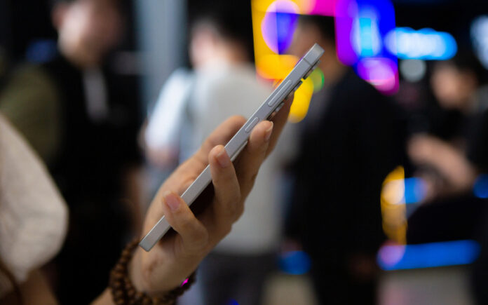 Chất liệu kính cũ, cảm giác cầm nắm chưa cao cấp (Ảnh: Internet)