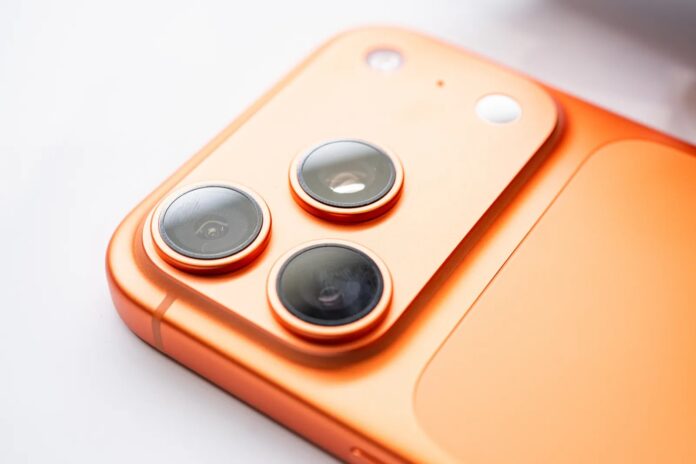 iPhone 17 Pro và Pro Max được trang bị hệ thống tản nhiệt buồng hơi, giúp chip A19 Pro duy trì hiệu suất ổn định trong thời gian dài khi chơi game hoặc xử lý video 4K (Ảnh: Internet) iPhone 17 Pro và Pro Max được trang bị hệ thống tản nhiệt buồng hơi, giúp chip A19 Pro duy trì hiệu suất ổn định trong thời gian dài khi chơi game hoặc xử lý video 4K (Ảnh: Internet)