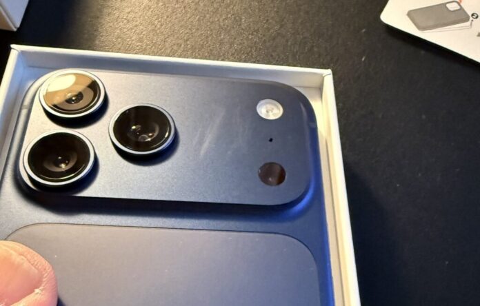 Khung nhôm iPhone 17 Pro nhanh chóng bị bong lớp phủ anot ở các cạnh cụm camera trong thử nghiệm va chạm với chìa khóa và đồng xu (Ảnh: Internet)