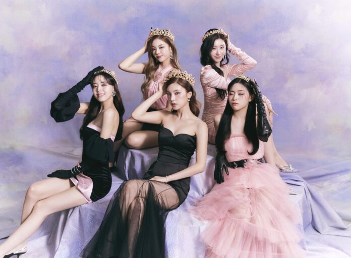 Theo quy định phổ biến trong ngành giải trí Hàn Quốc, hợp đồng ban đầu giữa nghệ sĩ và công ty thường kéo dài 7 năm. ITZY debut vào năm 2019, tức hợp đồng hiện tại sẽ hết hạn trong năm 2025. Việc cả nhóm đồng loạt tái ký trước gần 1 năm cho thấy niềm tin lẫn nhau giữa nghệ sĩ và công ty là rất mạnh mẽ (Ảnh: Internet)