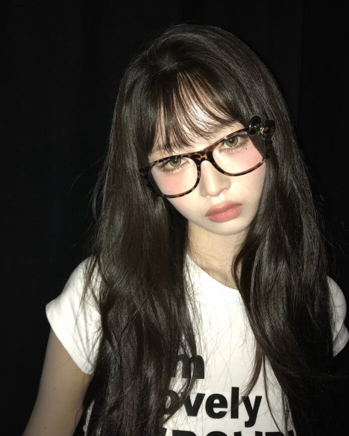 Rei được biết đến với nét đẹp độc đáo và phong cách trang điểm thường xuyên biến hóa – từ ngọt ngào đến cá tính (Ảnh: Internet)