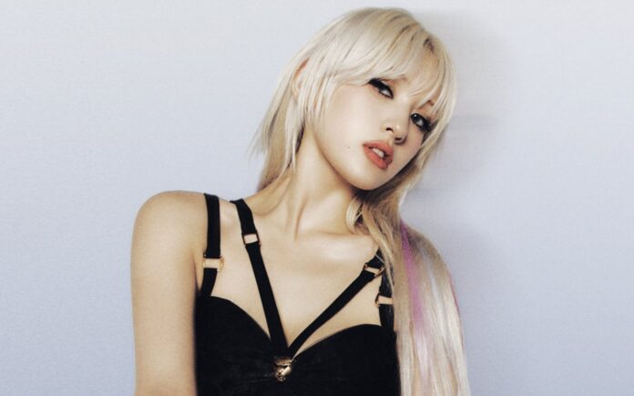 Jeon Somi là một trong những idol K-pop nổi bật, từng là thành viên của nhóm I.O.I và hiện đang hoạt động solo dưới sự quản lý của THEBLACKLABEL. Cô được biết đến với những ca khúc hit như "Birthday" và "Dumb Dumb" (Ảnh: Internet)
