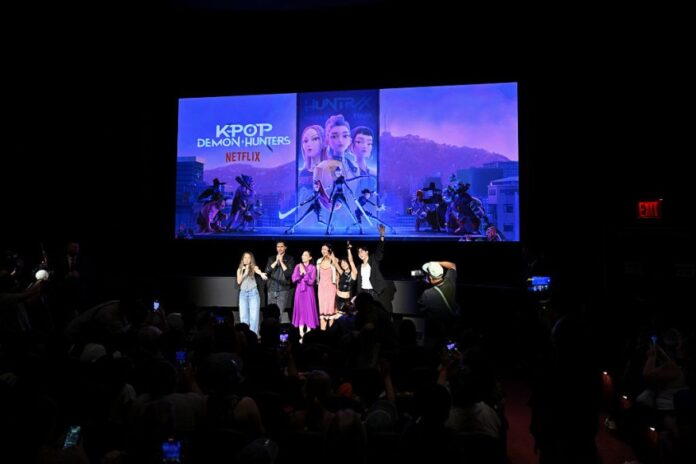 Bộ phim đã gây sốt không chỉ với khán giả trẻ mà còn nhận được đánh giá tích cực từ giới phê bình, được khen ngợi vì cách kết hợp sáng tạo giữa văn hóa Hàn Quốc và mô-típ anh hùng hiện đại (Ảnh: Internet)