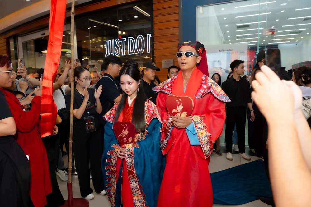 Cảnh đám cưới cổ trang ám ảnh trong phim Khế Ước Bán Dâu.