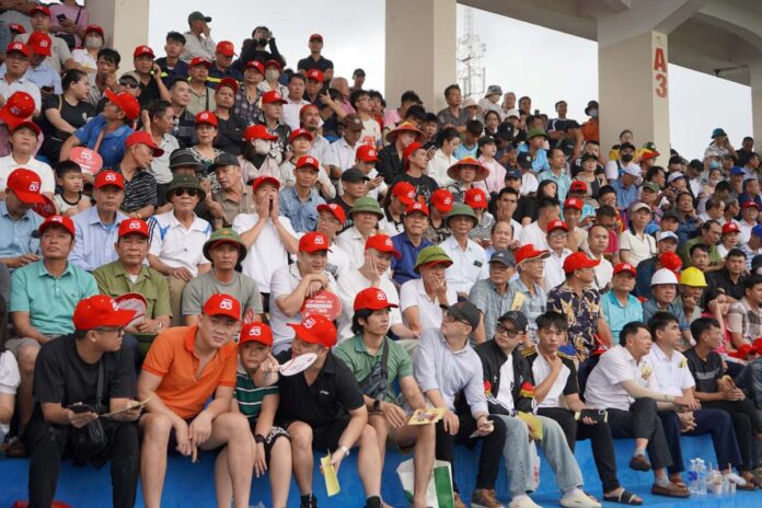 Khán giả hào hứng xem chọi trâu Đồ Sơn 2025.