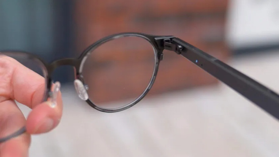 Bản lề của kính AI Dymesty (Ảnh: Internet)