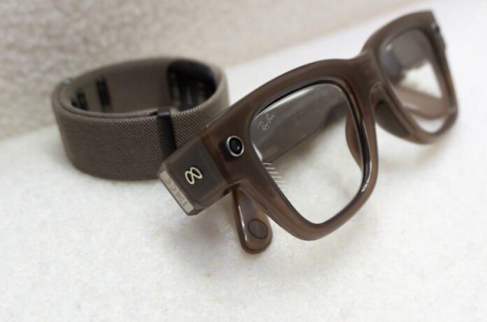 Hầu như không nhìn thấy màn hình từ phía trước mắt kính (Ảnh: Internet)