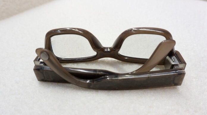 Gọng kính dày hơn một chút nhưng không quá cồng kềnh (Ảnh: Internet)