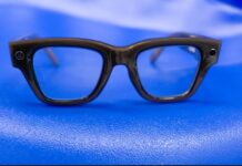 Kính thông minh Meta Ray-Ban Display: Màn hình độc đáo, vòng đeo tay điều khiển và các tính năng tiện lợi Kính thông minh Meta Ray-Ban Display (Ảnh: Internet)