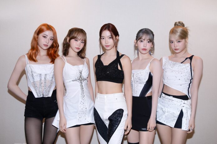 LE SSERAFIM là nhóm nhạc nữ thế hệ thứ tư thuộc HYBE Labels và Source Music, ra mắt vào tháng 5/2022. Ngay từ thời điểm debut, nhóm đã tạo được bản sắc riêng với đội hình đa quốc tịch, phong cách tự tin và thông điệp âm nhạc mạnh mẽ (Ảnh: Internet)