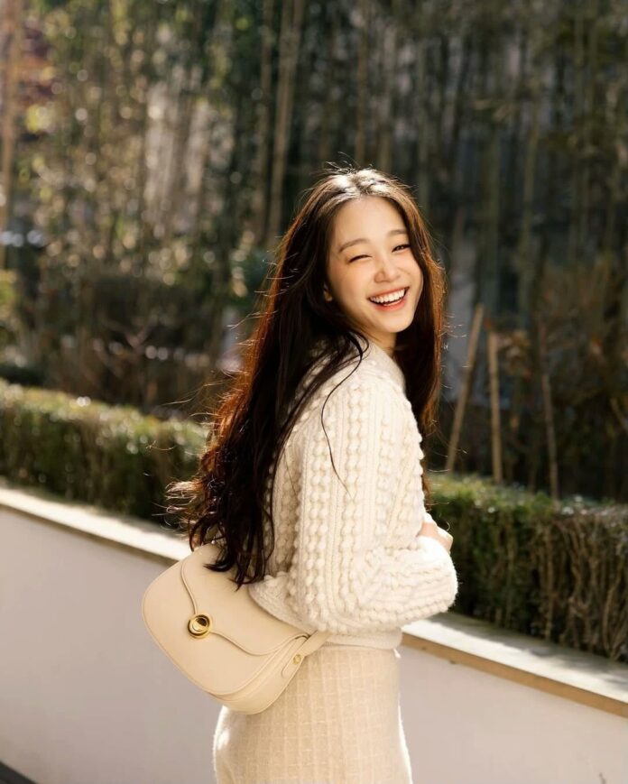 Lee Joo Young không chỉ là ái nữ của tập đoàn DL danh tiếng mà còn là một influencer thời trang được nhiều người theo dõi tại Hàn Quốc. Cô sở hữu phong cách thanh lịch, hiện đại, thường xuyên góp mặt tại các sự kiện thời trang lớn, đồng thời xây dựng hình ảnh cá nhân độc đáo, thu hút sự quan tâm của giới trẻ và truyền thông (Ảnh: Internet)