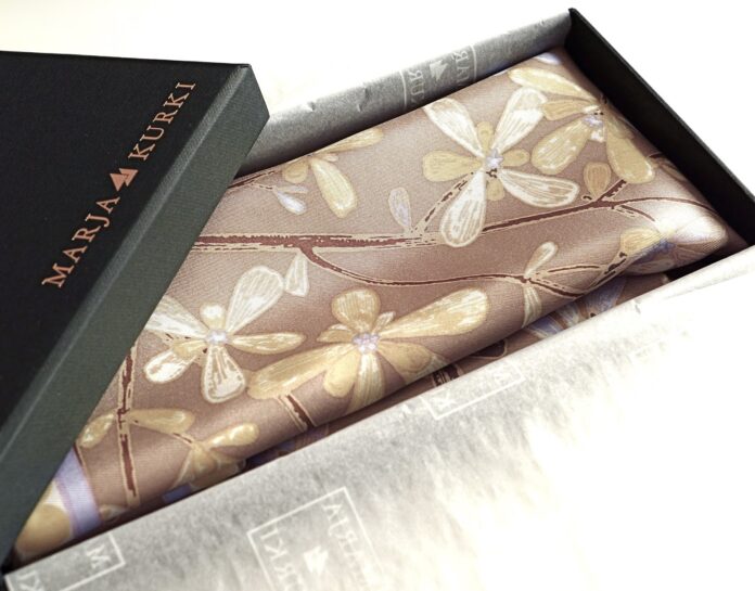 Khăn lụa của Marja Kurki (Ảnh: Internet)