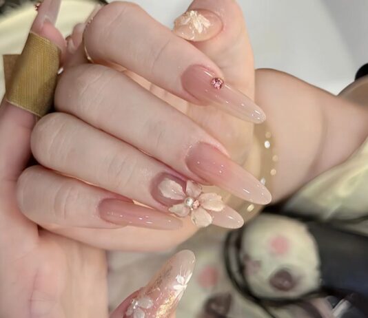 Mẫu nail hoa nổi – xu hướng nail hot nhất 2025 mà nàng nhất định không được bỏ lỡ