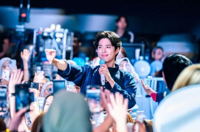Việc Park Bo Gum tự mình lên tận tầng hai để giao lưu fan là điều hiếm thấy trong các sự kiện fan meeting, cho thấy sự trân trọng đặc biệt mà anh dành cho người hâm mộ Malaysia (Ảnh: Internet)